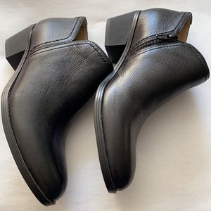 NWOT Naturalizer ankle booties size 8N